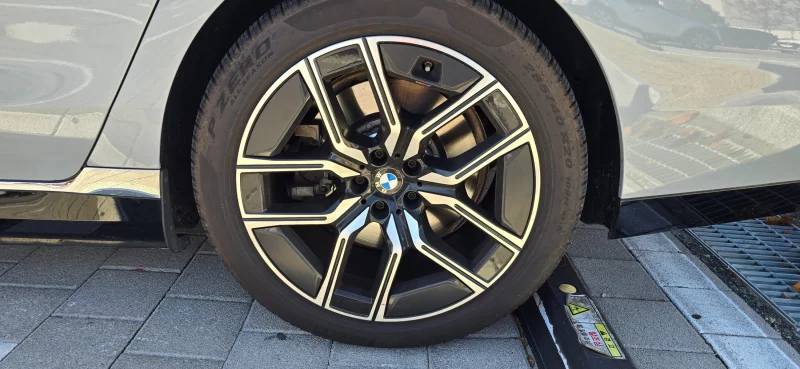 BMW i7