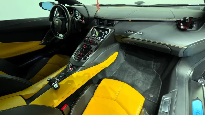 Lamborghini AVENTADOR
