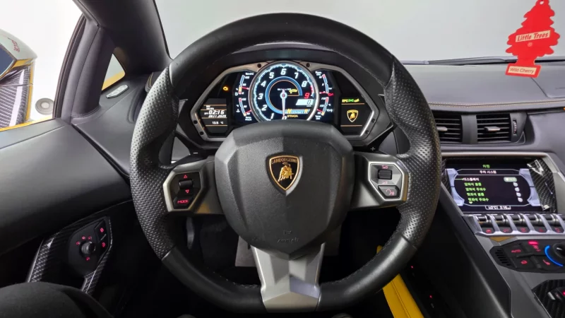 Lamborghini AVENTADOR