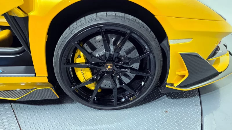 Lamborghini AVENTADOR