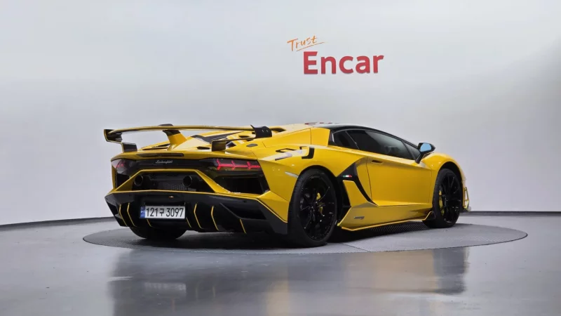 Lamborghini AVENTADOR