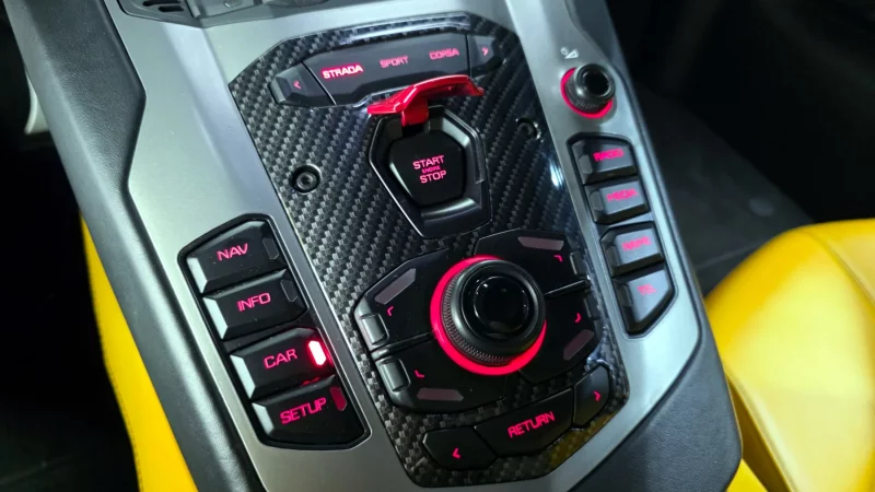 Lamborghini AVENTADOR