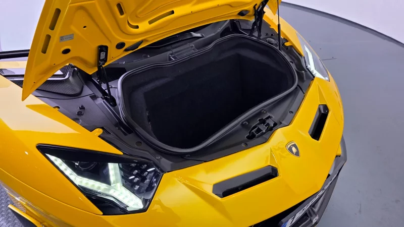 Lamborghini AVENTADOR