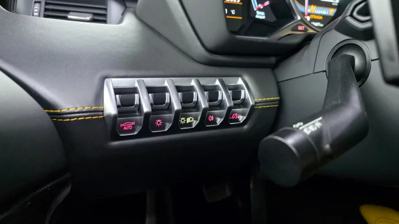 Lamborghini AVENTADOR