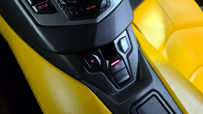 Lamborghini AVENTADOR