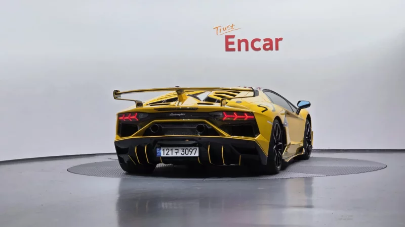 Lamborghini AVENTADOR