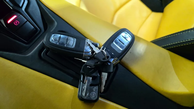 Lamborghini AVENTADOR