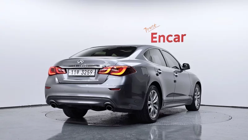 Infiniti Q70