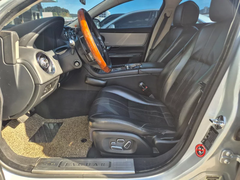 Jaguar XJ