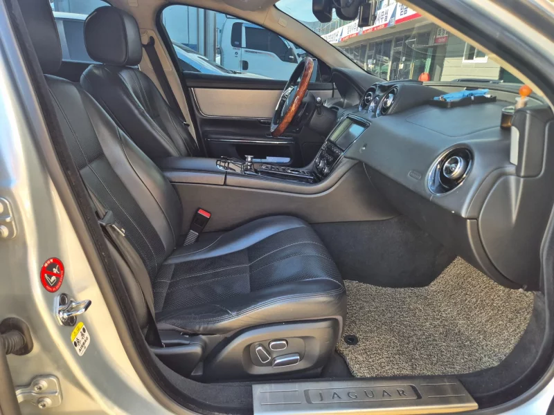 Jaguar XJ