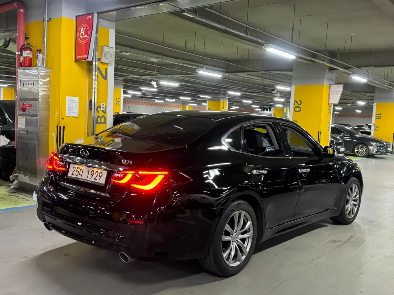Infiniti Q70