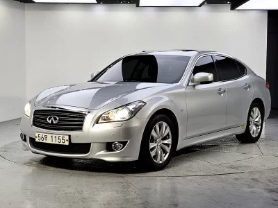 Infiniti M