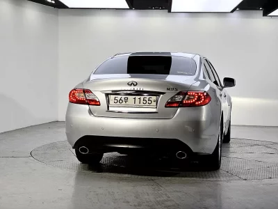 Infiniti M