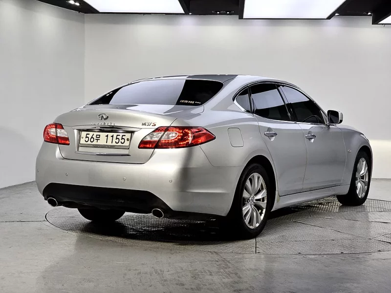 Infiniti M