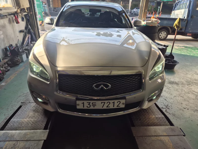 Infiniti Q70