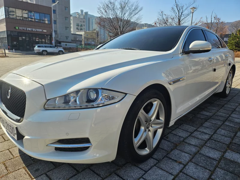 Jaguar XJ