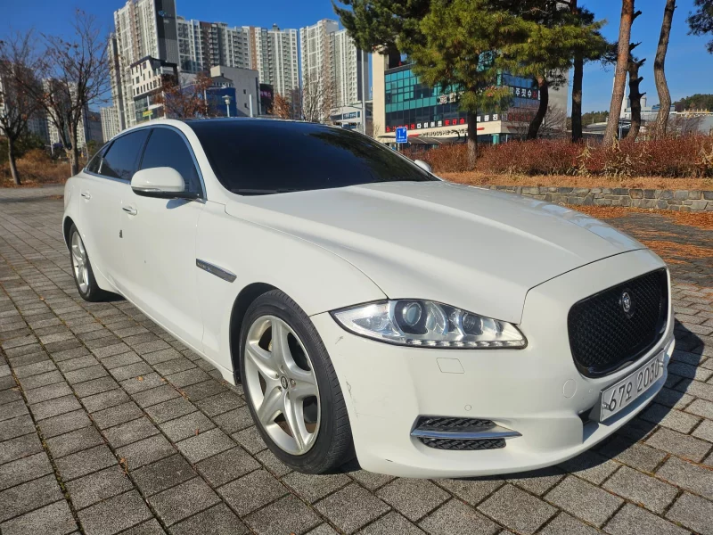Jaguar XJ