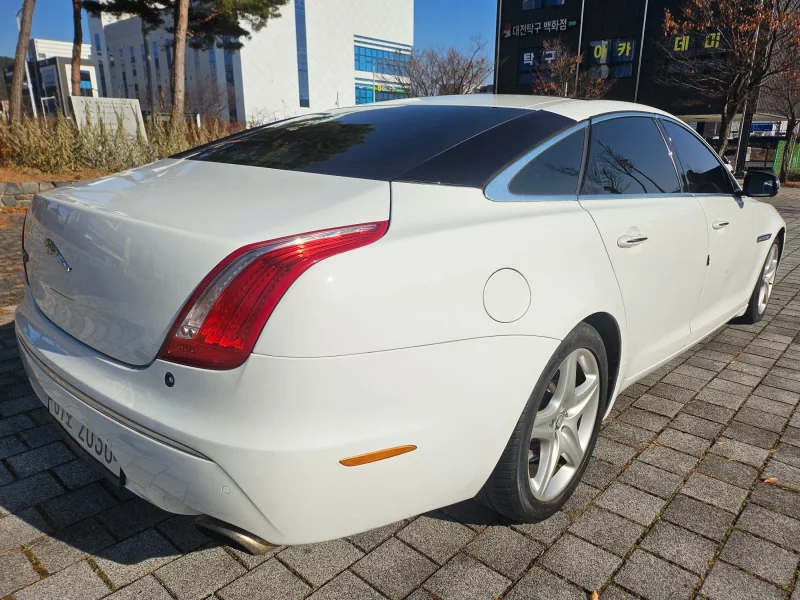 Jaguar XJ