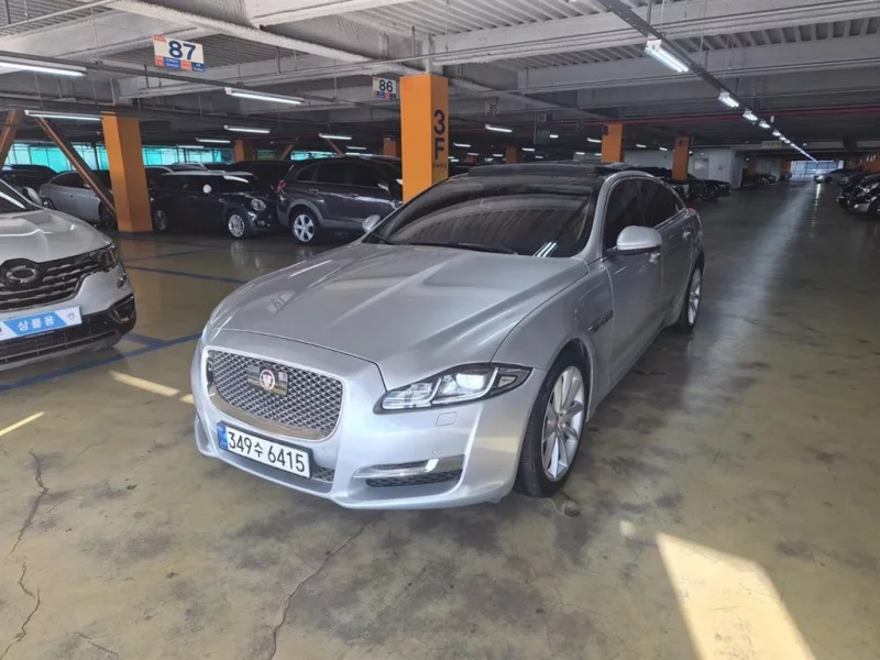 Jaguar XJ