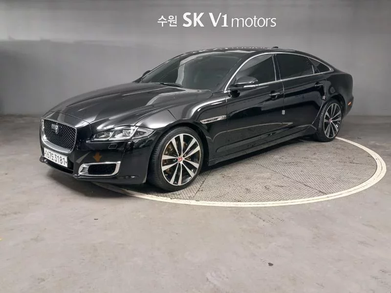 Jaguar XJ