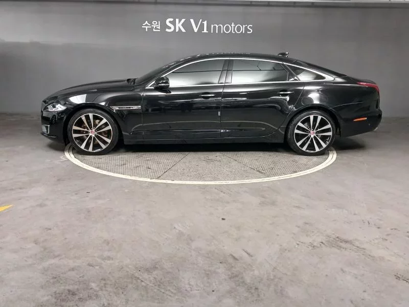Jaguar XJ