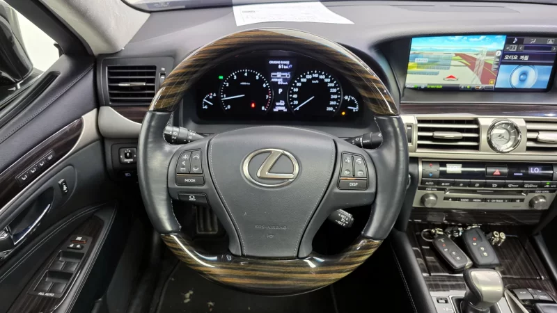 Lexus LS