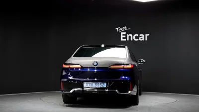 BMW i7