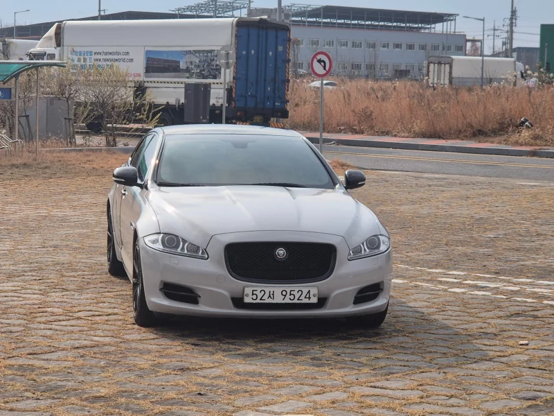 Jaguar XJ