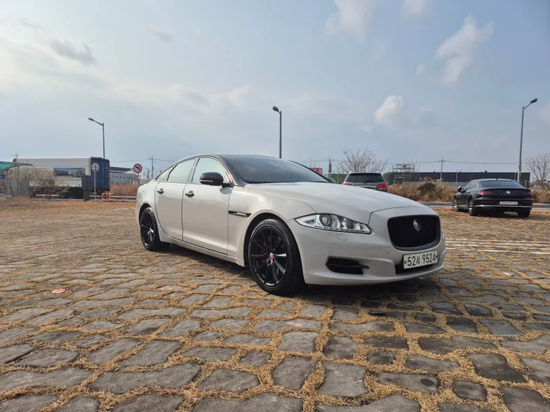 Jaguar XJ