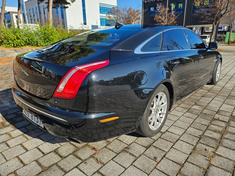 Jaguar XJ