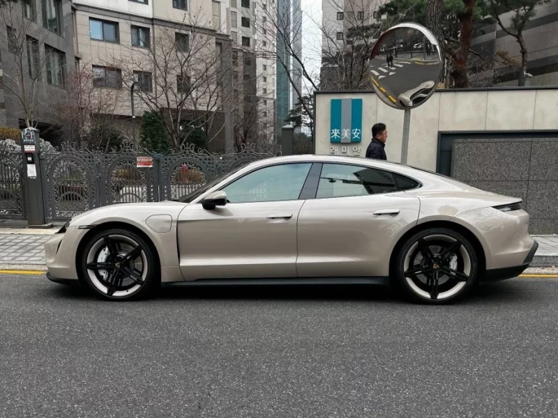 Porsche TAYCAN
