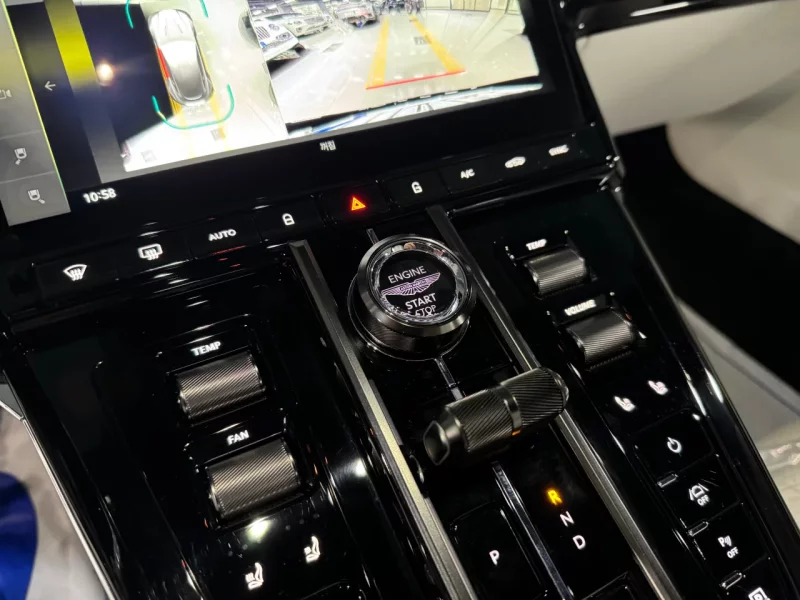 Aston Martin VANTAGE