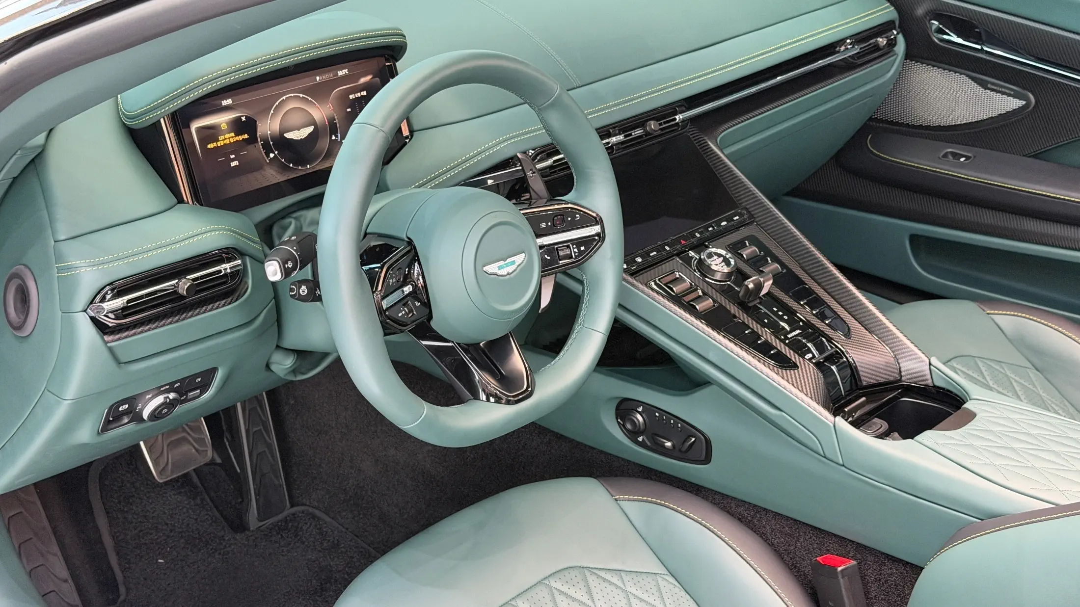 ASTON MARTIN DB12 2025г.в. силовым агрегатом объёмом 3982 см3 на 679 л.с цвет Черный - экспорт из Кореи. Фото №6