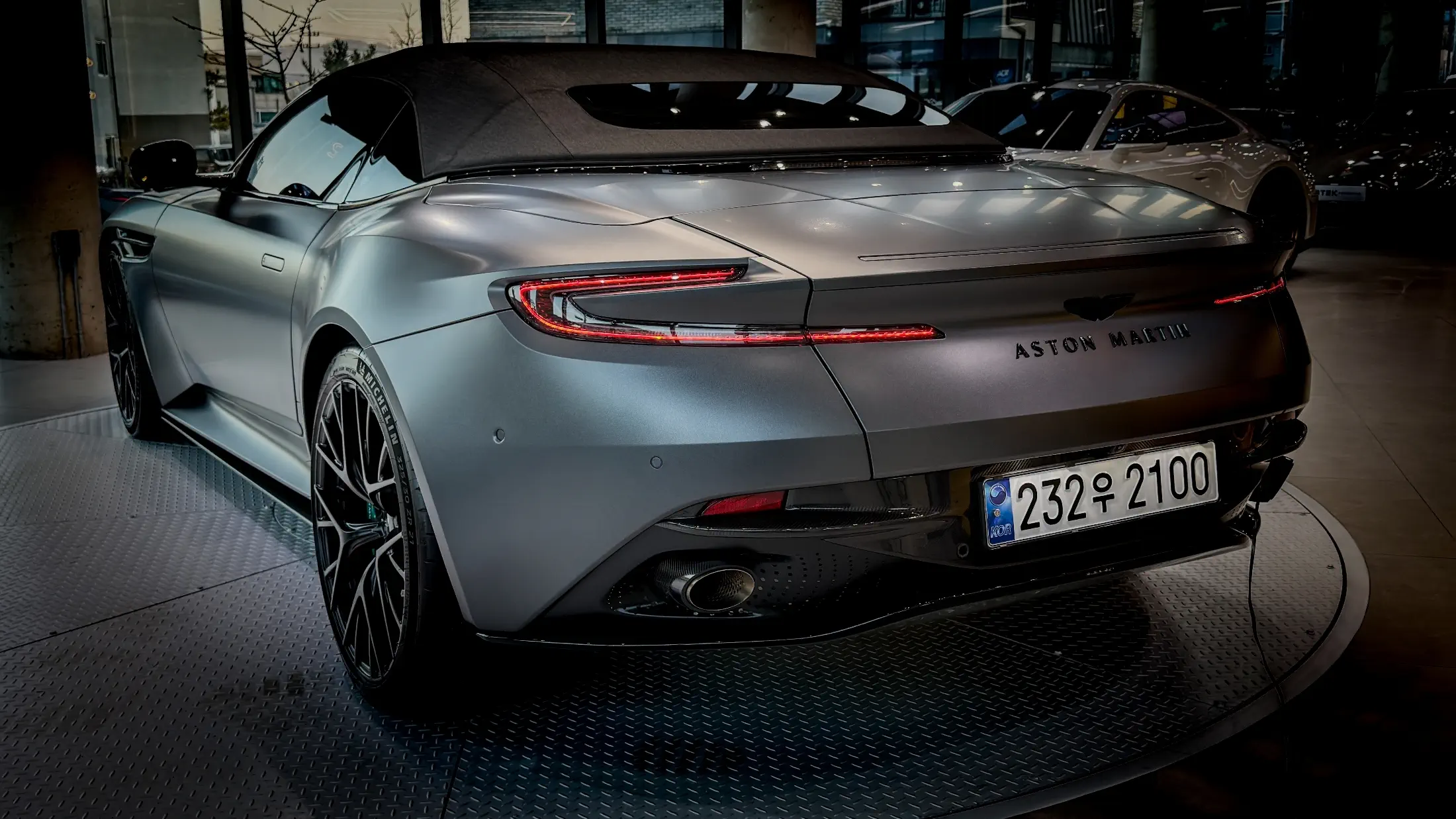 ASTON MARTIN DB12 2025г.в. силовым агрегатом объёмом 3982 см3 на 679 л.с цвет Черный - экспорт из Кореи. Фото №2