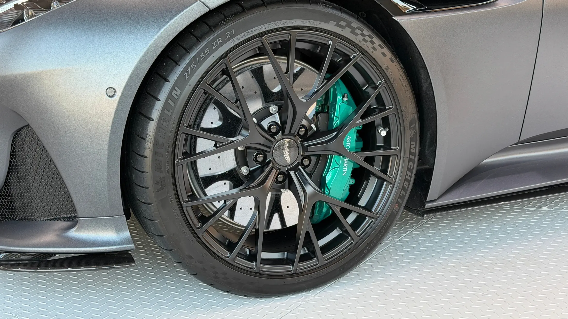 ASTON MARTIN DB12 2025г.в. силовым агрегатом объёмом 3982 см3 на 679 л.с цвет Черный - экспорт из Кореи. Фото №4