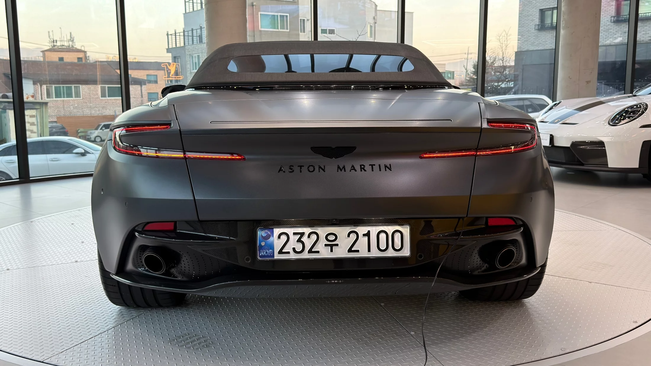 ASTON MARTIN DB12 2025г.в. силовым агрегатом объёмом 3982 см3 на 679 л.с цвет Черный - экспорт из Кореи. Фото №2