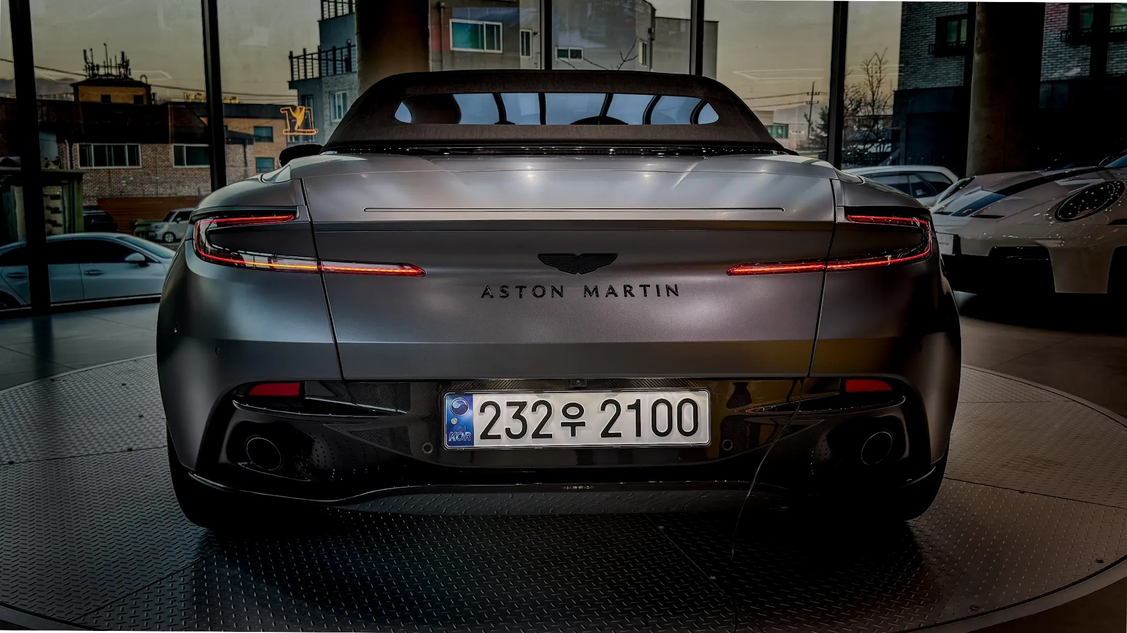 ASTON MARTIN DB12 2025г.в. силовым агрегатом объёмом 3982 см3 на 679 л.с цвет Черный - экспорт из Кореи. Фото №3