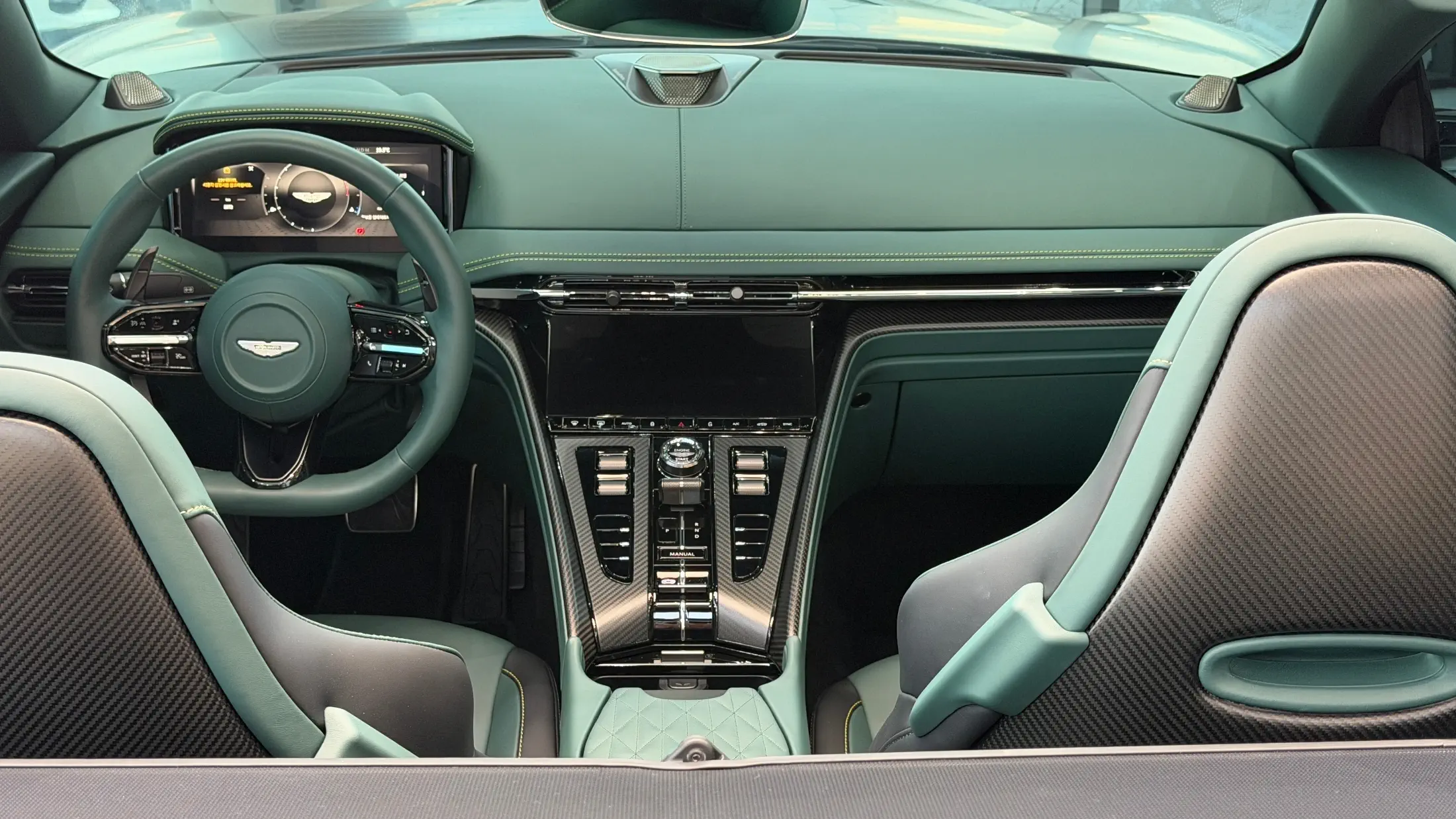 ASTON MARTIN DB12 2025г.в. силовым агрегатом объёмом 3982 см3 на 679 л.с цвет Черный - экспорт из Кореи. Фото №9