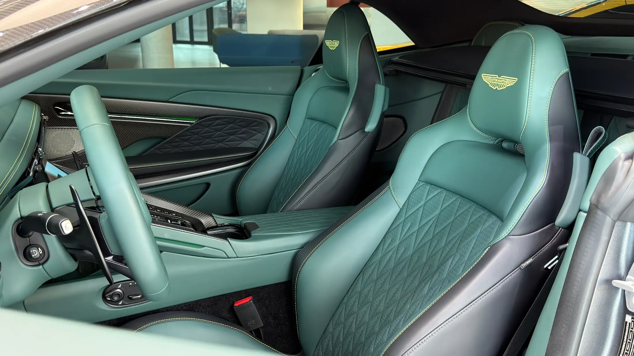 ASTON MARTIN DB12 2025г.в. силовым агрегатом объёмом 3982 см3 на 679 л.с цвет Черный - экспорт из Кореи. Фото №7