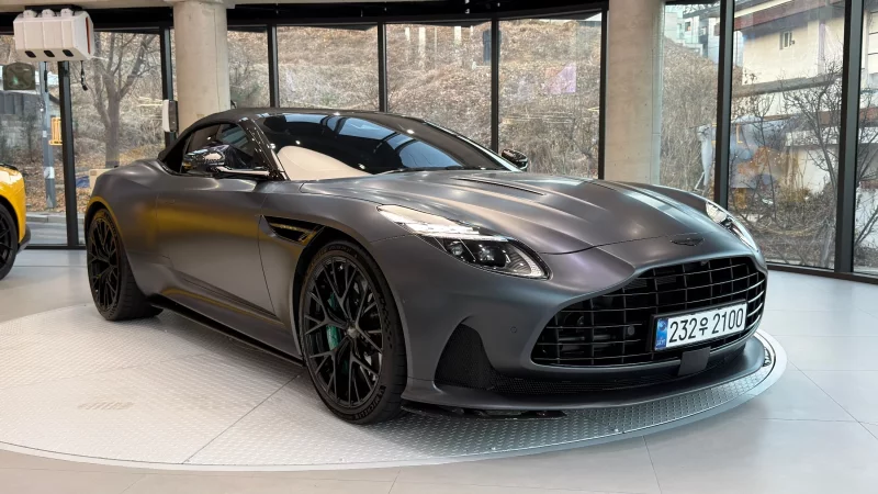 Aston Martin DB12