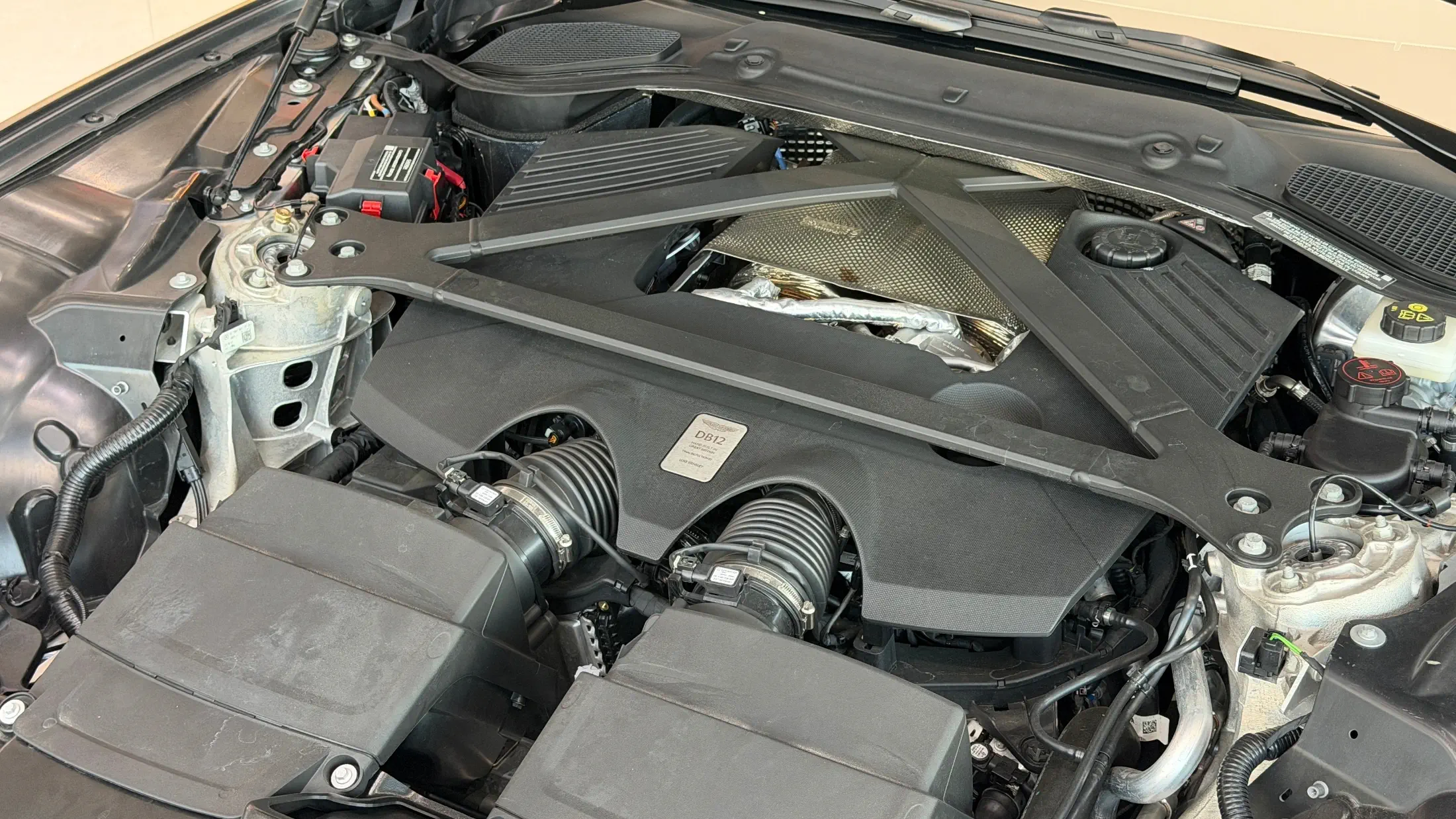 ASTON MARTIN DB12 2025г.в. силовым агрегатом объёмом 3982 см3 на 679 л.с цвет Черный - экспорт из Кореи. Фото №5