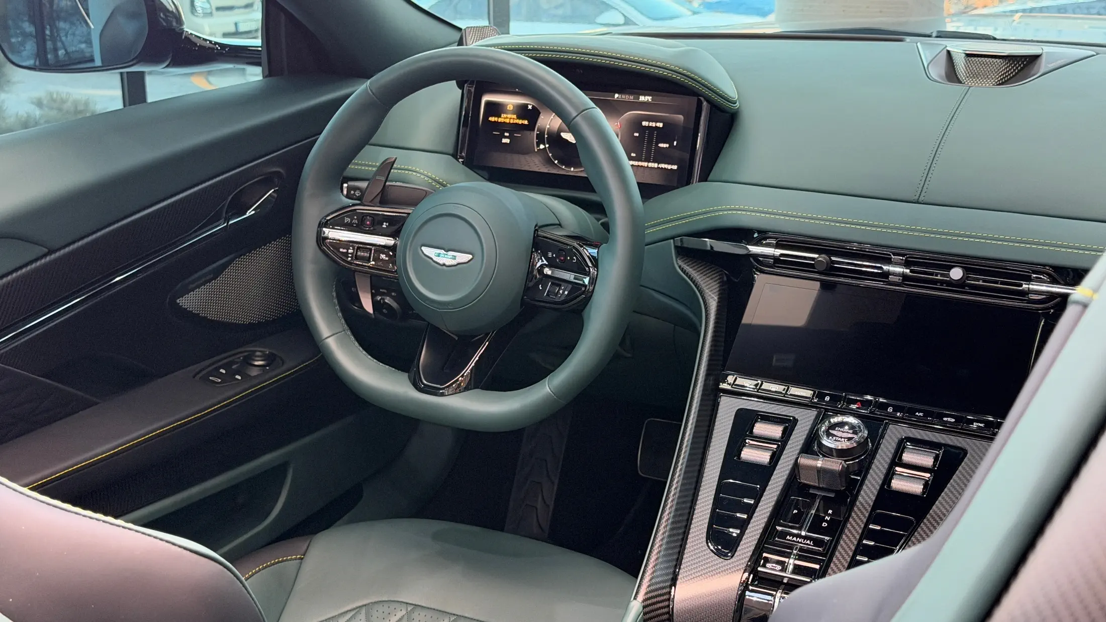 ASTON MARTIN DB12 2025г.в. силовым агрегатом объёмом 3982 см3 на 679 л.с цвет Черный - экспорт из Кореи. Фото №8