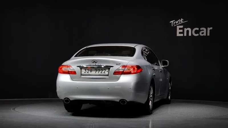 Infiniti M