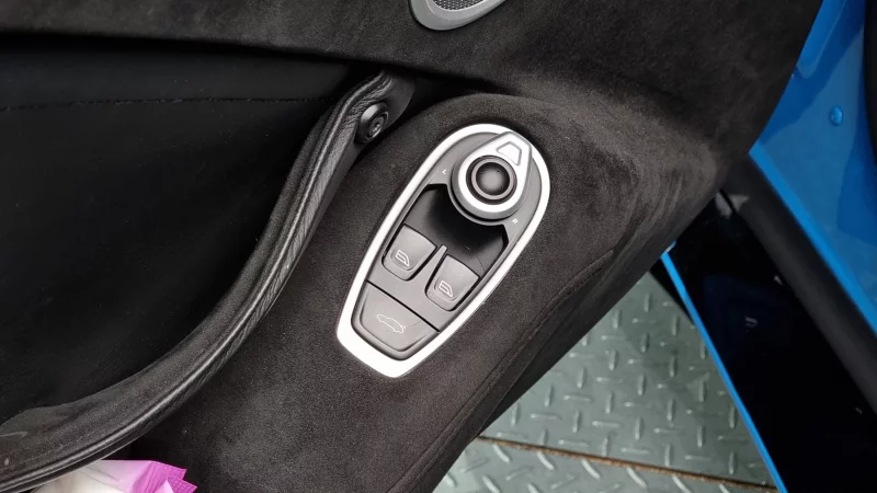 Aston Martin VANTAGE