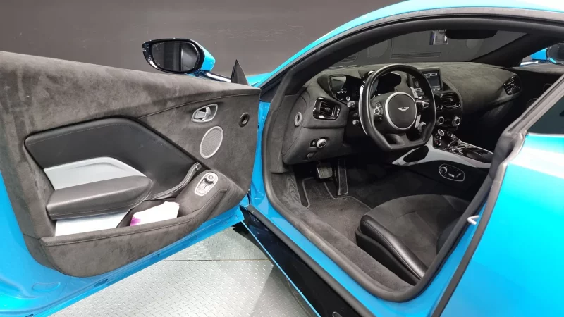 Aston Martin VANTAGE