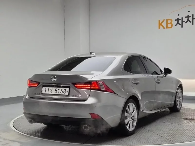 Lexus IS
