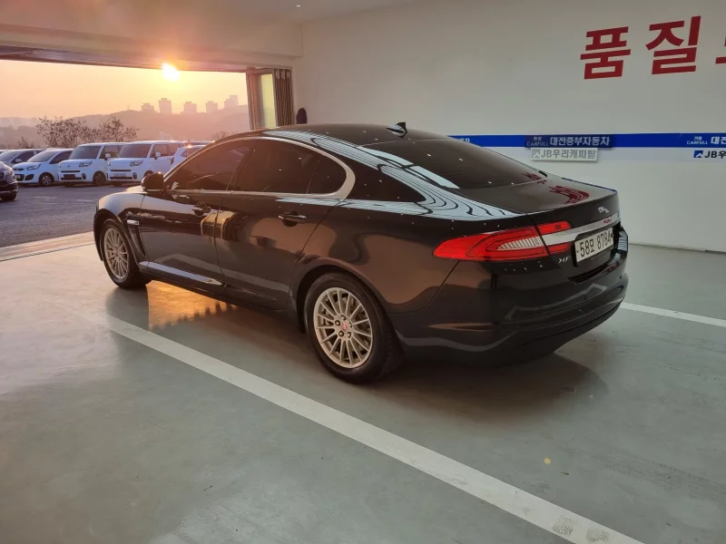 Jaguar XF