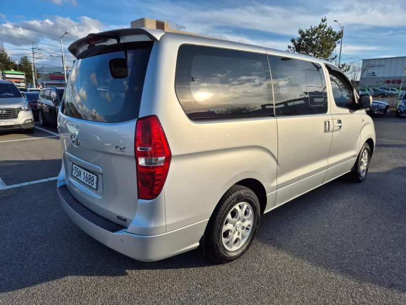 Hyundai Starex