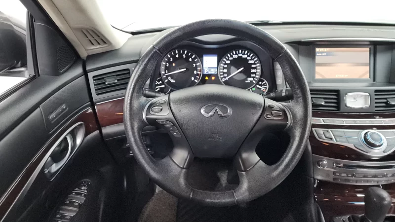 Infiniti M