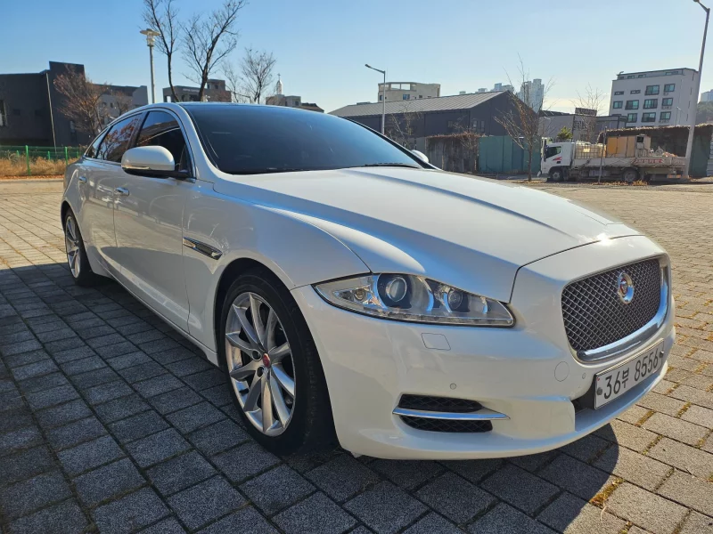 Jaguar XJ